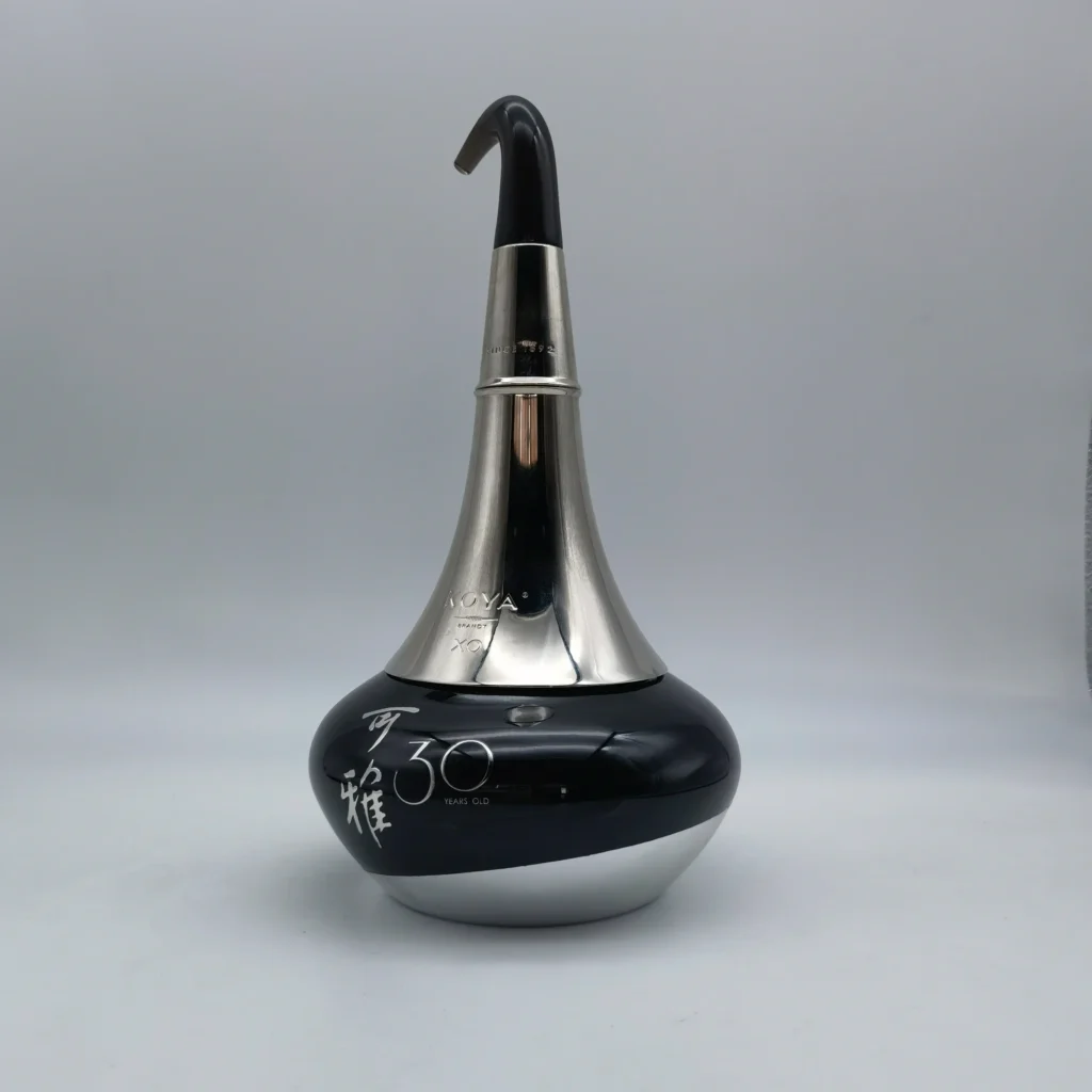 An ultra-luxury custom brandy decanter showcasing a flawless glossy piano black color coating combined with a mirror-finish silver electroplated metallic coating on the neck and base.